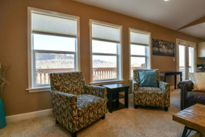 DV - Six bedroom home with private hot tub. Sleeps 22!